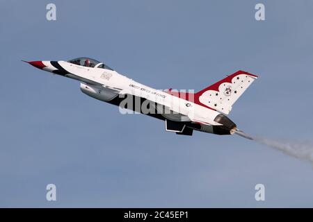 JESOLO, ITALIEN - JUNI 12: US Air Force Thunderbirds Kunstflugteam tritt auf der Airshow in Jesolo am 12. Juni 2011 in Jesolo, Italien, auf Stockfoto