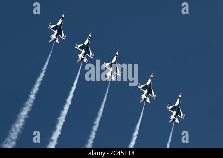 JESOLO, ITALIEN - JUNI 12: US Air Force Thunderbirds Kunstflugteam tritt auf der Airshow in Jesolo am 12. Juni 2011 in Jesolo, Italien, auf Stockfoto