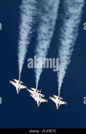 JESOLO, ITALIEN - JUNI 12: US Air Force Thunderbirds Kunstflugteam tritt auf der Airshow in Jesolo am 12. Juni 2011 in Jesolo, Italien, auf Stockfoto