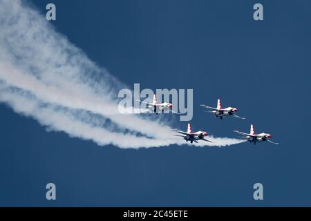 JESOLO, ITALIEN - JUNI 12: US Air Force Thunderbirds Kunstflugteam tritt auf der Airshow in Jesolo am 12. Juni 2011 in Jesolo, Italien, auf Stockfoto
