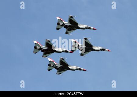 JESOLO, ITALIEN - JUNI 12: US Air Force Thunderbirds Kunstflugteam tritt auf der Airshow in Jesolo am 12. Juni 2011 in Jesolo, Italien, auf Stockfoto