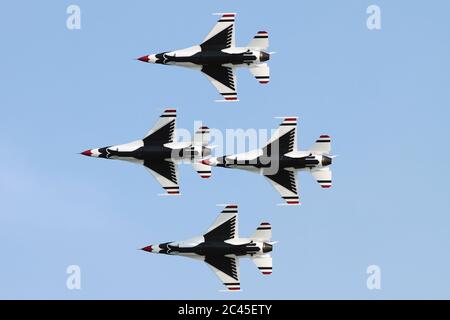 JESOLO, ITALIEN - JUNI 12: US Air Force Thunderbirds Kunstflugteam tritt auf der Airshow in Jesolo am 12. Juni 2011 in Jesolo, Italien, auf Stockfoto