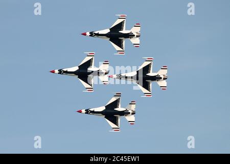 JESOLO, ITALIEN - JUNI 12: US Air Force Thunderbirds Kunstflugteam tritt auf der Airshow in Jesolo am 12. Juni 2011 in Jesolo, Italien, auf Stockfoto