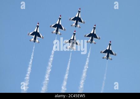 JESOLO, ITALIEN - JUNI 12: US Air Force Thunderbirds Kunstflugteam tritt auf der Airshow in Jesolo am 12. Juni 2011 in Jesolo, Italien, auf Stockfoto