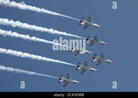 JESOLO, ITALIEN - JUNI 12: US Air Force Thunderbirds Kunstflugteam tritt auf der Airshow in Jesolo am 12. Juni 2011 in Jesolo, Italien, auf Stockfoto