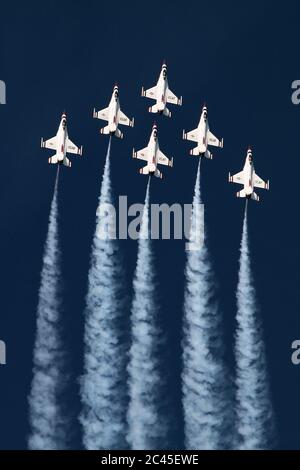JESOLO, ITALIEN - JUNI 12: US Air Force Thunderbirds Kunstflugteam tritt auf der Airshow in Jesolo am 12. Juni 2011 in Jesolo, Italien, auf Stockfoto