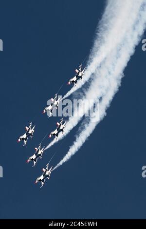 JESOLO, ITALIEN - JUNI 12: US Air Force Thunderbirds Kunstflugteam tritt auf der Airshow in Jesolo am 12. Juni 2011 in Jesolo, Italien, auf Stockfoto
