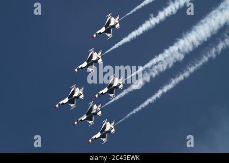 JESOLO, ITALIEN - JUNI 12: US Air Force Thunderbirds Kunstflugteam tritt auf der Airshow in Jesolo am 12. Juni 2011 in Jesolo, Italien, auf Stockfoto