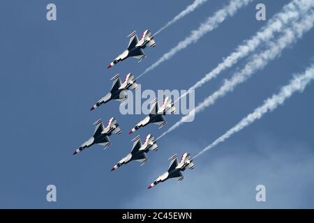 JESOLO, ITALIEN - JUNI 12: US Air Force Thunderbirds Kunstflugteam tritt auf der Airshow in Jesolo am 12. Juni 2011 in Jesolo, Italien, auf Stockfoto