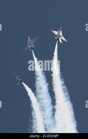 JESOLO, ITALIEN - JUNI 12: US Air Force Thunderbirds Kunstflugteam tritt auf der Airshow in Jesolo am 12. Juni 2011 in Jesolo, Italien, auf Stockfoto