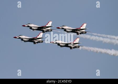 JESOLO, ITALIEN - JUNI 12: US Air Force Thunderbirds Kunstflugteam tritt auf der Airshow in Jesolo am 12. Juni 2011 in Jesolo, Italien, auf Stockfoto
