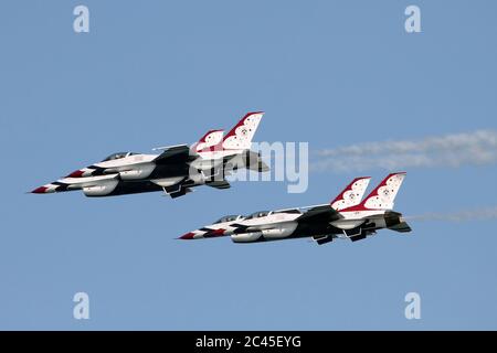 JESOLO, ITALIEN - JUNI 12: US Air Force Thunderbirds Kunstflugteam tritt auf der Airshow in Jesolo am 12. Juni 2011 in Jesolo, Italien, auf Stockfoto