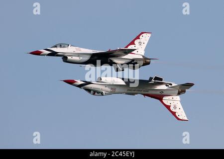 JESOLO, ITALIEN - JUNI 12: US Air Force Thunderbirds Kunstflugteam tritt auf der Airshow in Jesolo am 12. Juni 2011 in Jesolo, Italien, auf Stockfoto