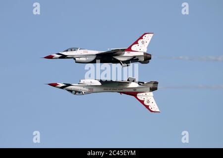 JESOLO, ITALIEN - JUNI 12: US Air Force Thunderbirds Kunstflugteam tritt auf der Airshow in Jesolo am 12. Juni 2011 in Jesolo, Italien, auf Stockfoto