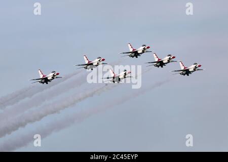 JESOLO, ITALIEN - JUNI 12: US Air Force Thunderbirds Kunstflugteam tritt auf der Airshow in Jesolo am 12. Juni 2011 in Jesolo, Italien, auf Stockfoto