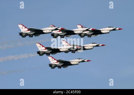 JESOLO, ITALIEN - JUNI 12: US Air Force Thunderbirds Kunstflugteam tritt auf der Airshow in Jesolo am 12. Juni 2011 in Jesolo, Italien, auf Stockfoto