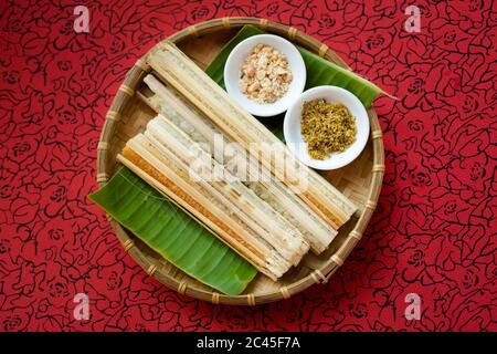 Köstlicher Reis, der auf einem Feuer in einem Bambus gebacken wird. Traditionelle vietnamesische Küche im Restaurant in Ba Ria, Vietnam. Stockfoto