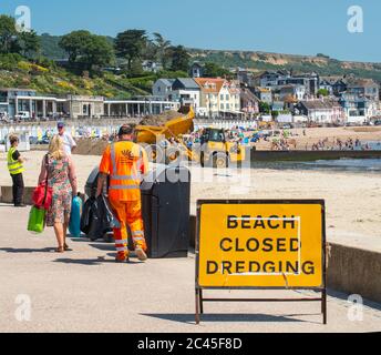 Lyme Regis, Dorset, Großbritannien. Juni 2020. Wetter in Großbritannien. Strandgänger strömen in den Badeort Lyme Regis, um die glühend heiße Sonne am heißesten Tag des Jahres zu genießen, nur um den Hauptstrand der Stadt für große Baggerarbeiten geschlossen zu finden. Unternehmen in der Stadt, die bereits große Verluste durch die Coronavirus-Sperre erleiden, könnte man verziehen, den Zeitpunkt der Arbeiten zu hinterfragen, die an einem herrlichen sonnigen Tag stattfinden, gerade als die Stadt Besucher willkommen heißt zurück Credit: Celia McMahon/Alamy Live News Stockfoto