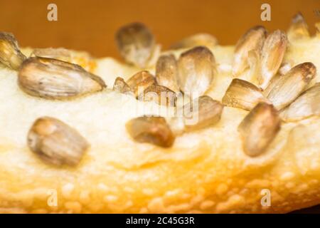 Makrofoto einer Brezel mit Sonnenblumenkernen Stockfoto