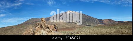 Panoramablick vom Aussichtspunkt La Ruleta bei Garcia Rocks auf den Vulkan Teide, den Pico Viejo Krater und die Garcia Rocks im Vordergrund im Teide National Pa Stockfoto