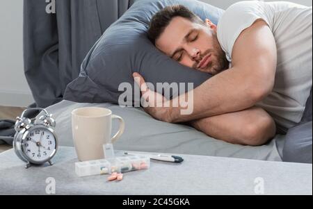 Kranker Mann Schläft Mit Fieber Im Bett Zu Hause Liegen Stockfoto