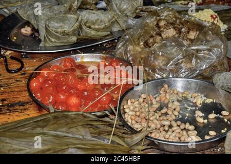 Zutaten für Zongzi, ein traditionelles chinesisches Reisgericht aus klejezem Reis, gefüllt mit verschiedenen Füllungen und in Bambusblätter verpackt. Stockfoto
