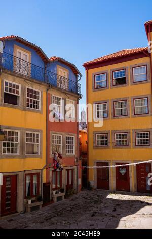 Porto, Portugal - kleiner gepflasterter Platz mit traditionellen bunten Häusern mit beliebten Heiligen Dekorationen Stockfoto