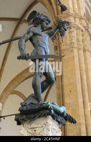 Perseus mit dem Kopf der Medusa, Bronzestatue von Benvenuto Cellini, Piazza Signoria, Florenz, Italien Stockfoto