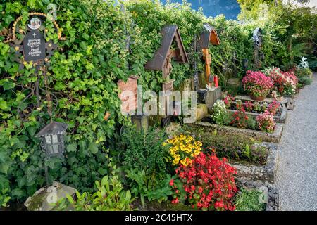 HALLSTATT, SALZKAMMERGUT/ÖSTERREICH - SEPTEMBER 14 :gepflegter Friedhof in der Wallfahrtskirche Maria Hilf in Hallstatt am 14. September 2017 Stockfoto