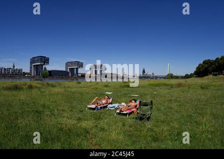 Köln, Deutschland. Juni 2020. Zwei Männer genießen die Sonne auf den Pollerwiesen am Rheinufer. Quelle: Henning Kaiser/dpa/Alamy Live News Stockfoto