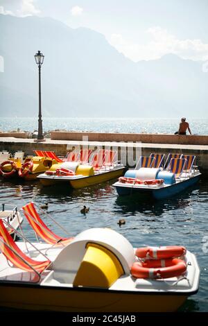 Tretboote auf dem Gardasee, Italien Stockfoto