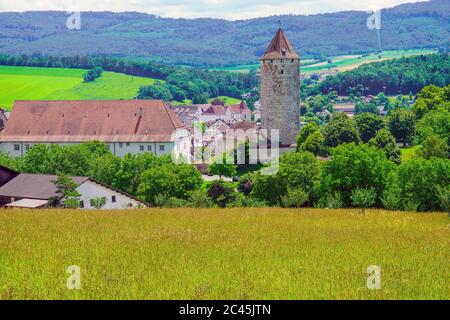 Château de Porrentruy in der umliegenden Landschaft, Kanton Jura, Schweiz. Stockfoto