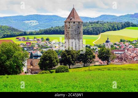 Château de Porrentruy in der umliegenden Landschaft, Kanton Jura, Schweiz. Stockfoto