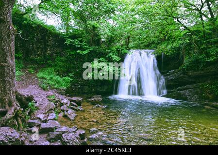 Janet's Foss Wasserfall, Malham, Yorkshire, Großbritannien Stockfoto