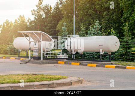 Flüssigpropan-Tankstelle. Treibgasstation zum Befüllen von Flüssiggas in die Fahrzeugtanks. Umweltfreundlicher Kraftstoff. Stockfoto