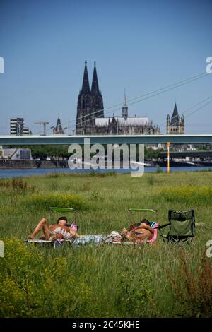 Köln, Deutschland. Juni 2020. Zwei Männer genießen die Sonne auf den Pollerwiesen am Rheinufer. Quelle: Henning Kaiser/dpa/Alamy Live News Stockfoto