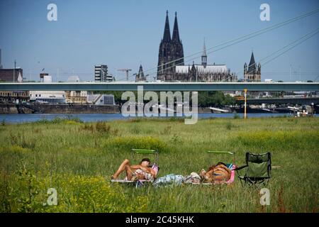 Köln, Deutschland. Juni 2020. Zwei Männer genießen die Sonne auf den Pollerwiesen am Rheinufer. Quelle: Henning Kaiser/dpa/Alamy Live News Stockfoto