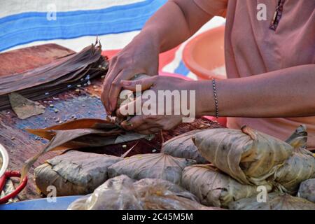 Zongzi, ein traditionelles chinesisches Reisgericht, das aus klejeweidem Reis besteht, der mit verschiedenen Füllungen gefüllt und in Bambusblätter eingewickelt ist. Stockfoto