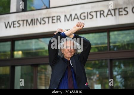 Piers Corbyn, der Bruder des ehemaligen Labour-Parteiführers Jeremy Corbyn, bei den Londoner Richtern von Westminster, wo er wegen Verstoßes gegen die Sperrregeln angeklagt wurde. Stockfoto