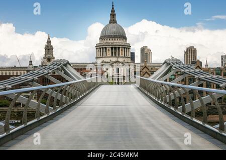 Blick entlang der leeren Millenium Bridge mit der St Paul's Cathedral in London während der Corona-Virus-Krise. Stockfoto