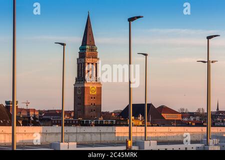 Sonnenaufgang über der Stadt Kiel Stockfoto
