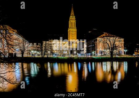 Rathaus in der Stadt Kiel, Deutschland, während der Nacht Stockfoto