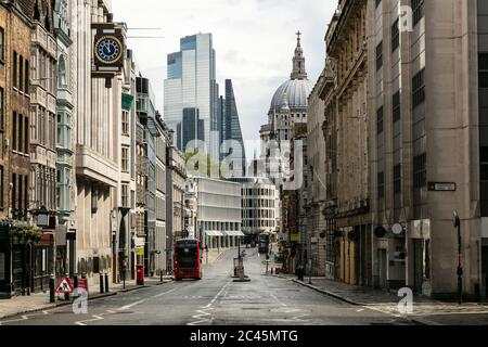 Blick entlang der leeren Fleet Street mit Bürogebäuden und der St Paul's Cathedral inmitten moderner Hochhäuser in London während der Corona-Virus-Krise. Stockfoto