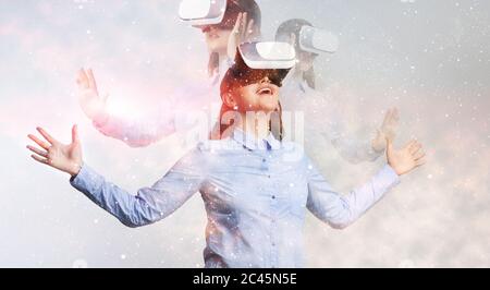 Collage mit Geschäftsfrau in VR-Brille umgeben von Virtual Reality-Raum auf hellem Hintergrund, Mehrfachbelichtung Stockfoto