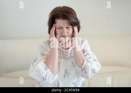 Frau hält die Hände auf dem Kopf, Depression, Migräne Stockfoto