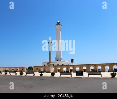 Die Basilika Santa Maria de finibus terrae in der Stadt Santa Maria di Leuca, in Salento, Apulien, Lecce, Italien. Der blaue Himmel und Leuchtturm. Der Stockfoto