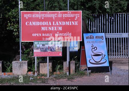 Zweisprachiges Schild 'Cambodia Landmine Museum', Provinz Siem Reap, Kambodscha. © Kraig Lieb Stockfoto