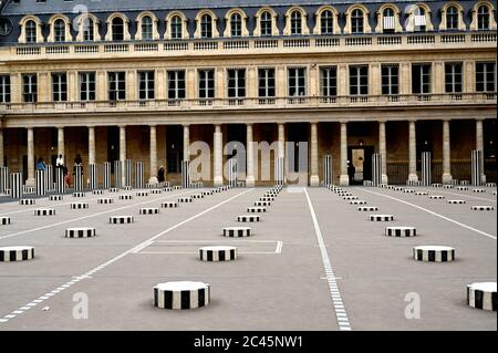 Paris, Frankreich - 19. Juni 2020: Cour d'Honneur im Palais Royal in Paris, Frankreich : berühmte schwarz-weiße Buren-Säulen Stockfoto