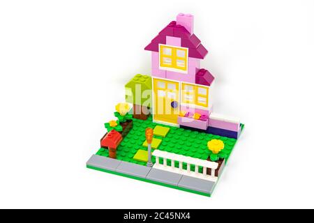 15. Mai 2019 - Rom, Italien - Lego Haus aus klassisch farbigen Bausteinen, isoliert auf weiß. Konzept von Haus, Bau, Investitionen, Einsparungen Stockfoto