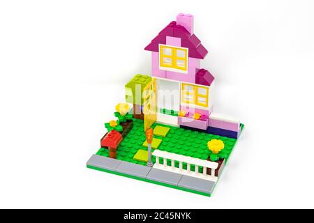 15. Mai 2019 - Rom, Italien - Lego Haus aus klassisch farbigen Bausteinen, isoliert auf weiß. Konzept von Haus, Bau, Investitionen, Einsparungen Stockfoto